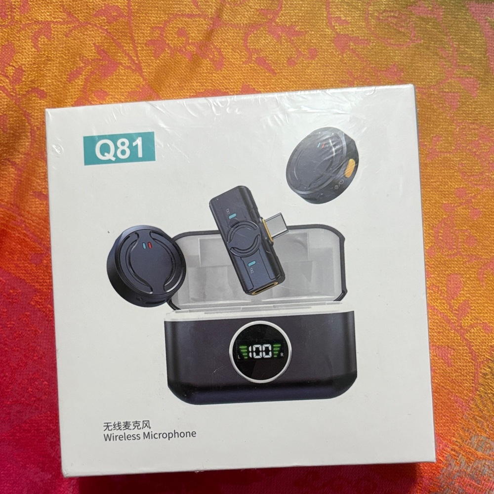 Q81 Wireless Microphone with Charging Case - Black